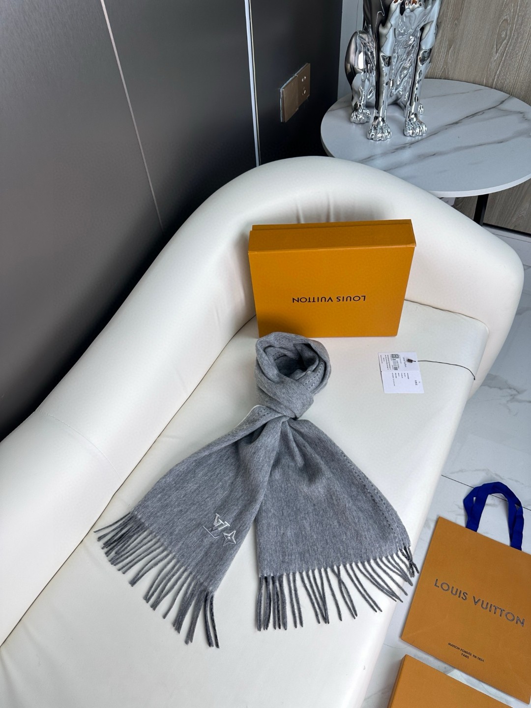 LV scarf