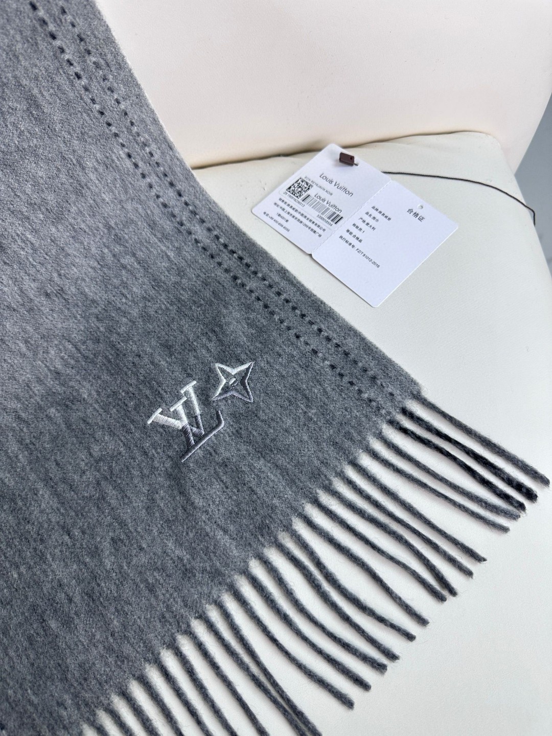 LV scarf