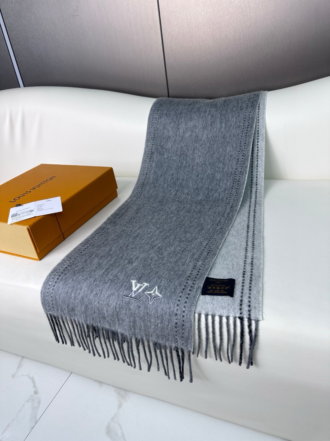 LV scarf