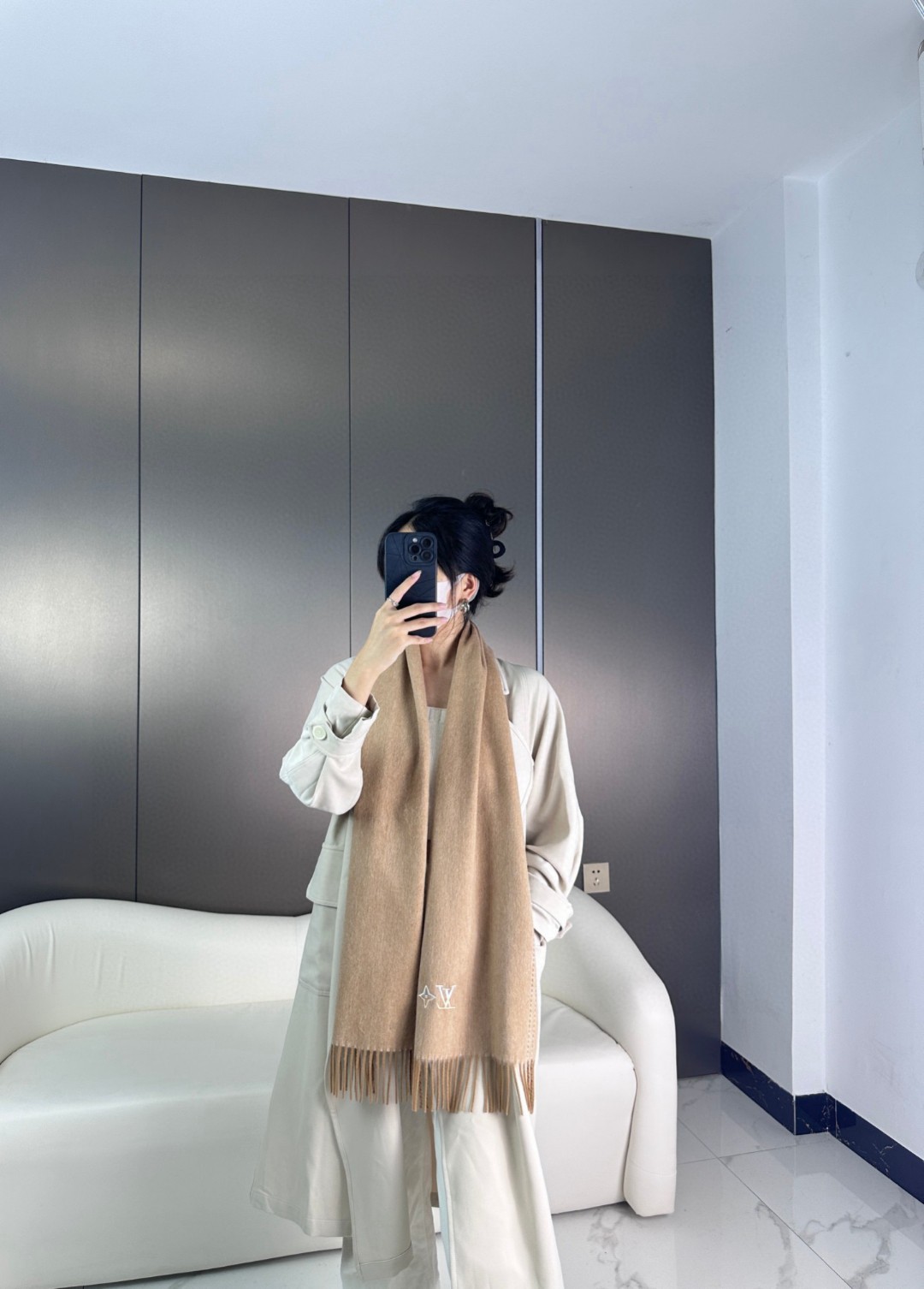 LV scarf