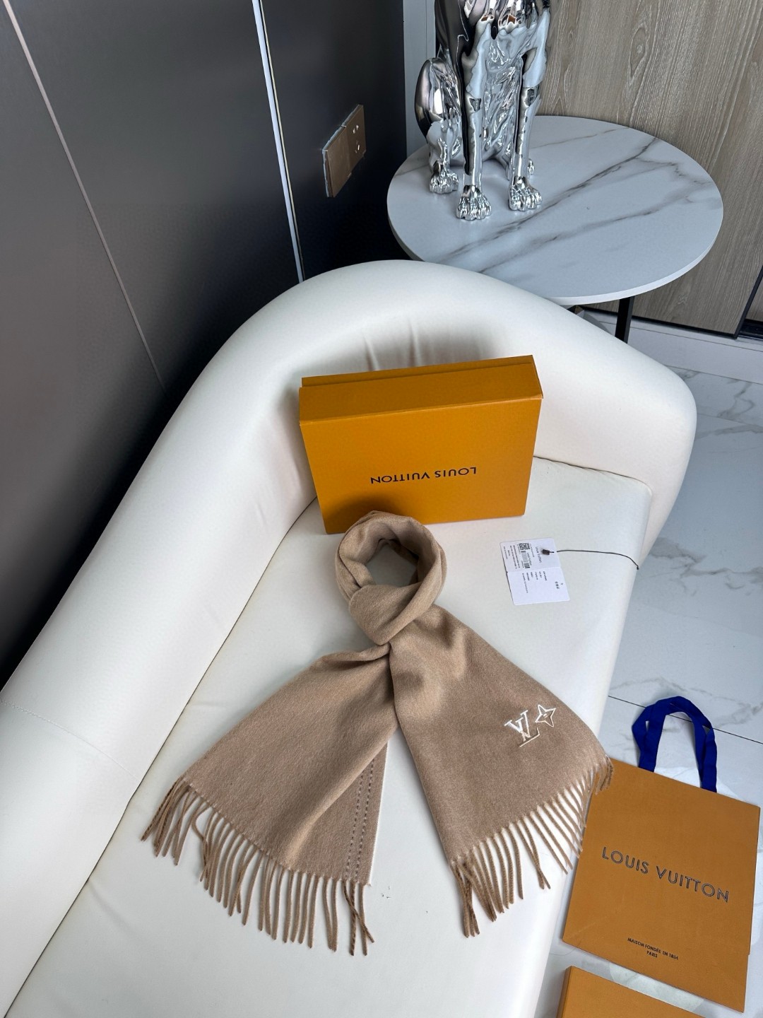 LV scarf