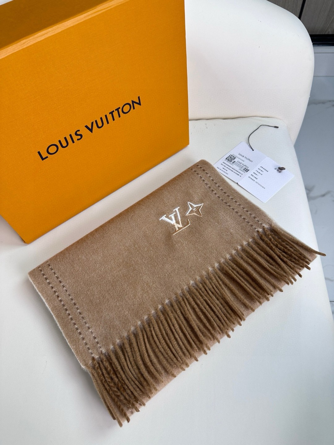 LV scarf