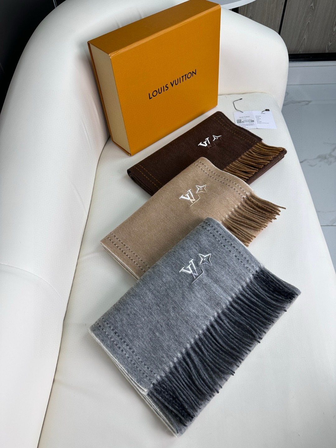 LV scarf