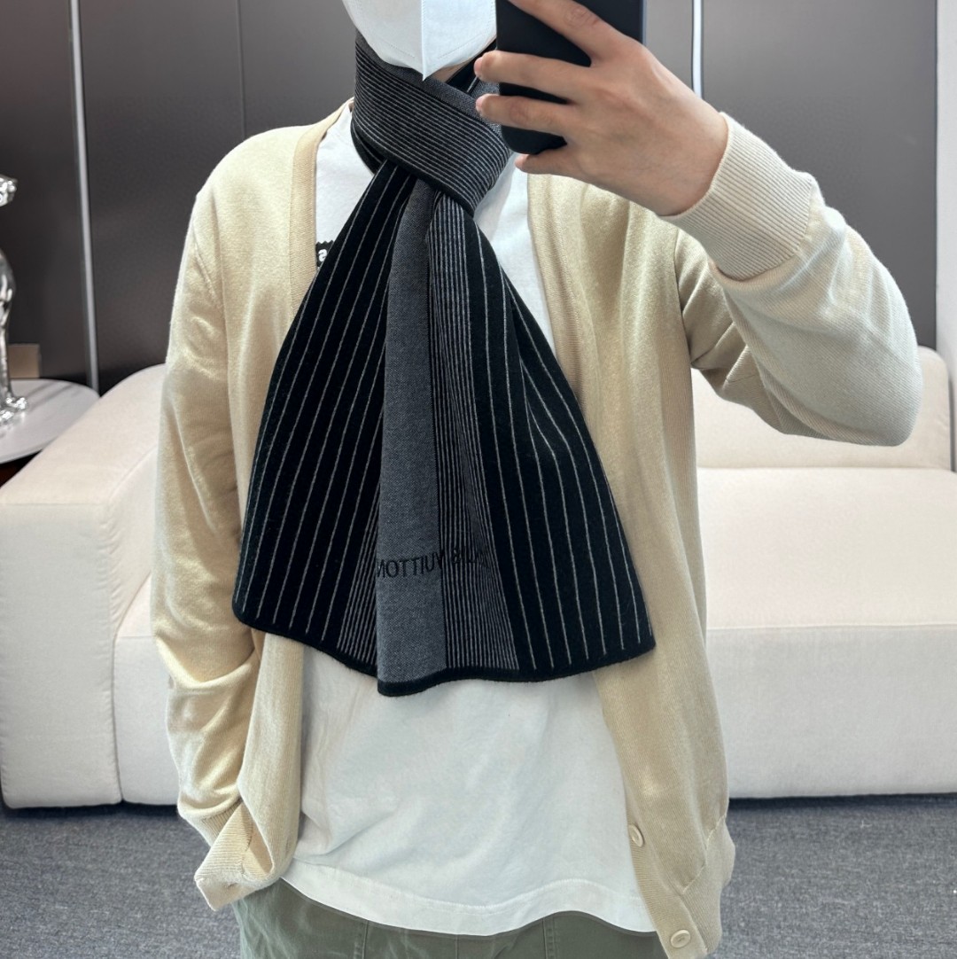 LV scarf