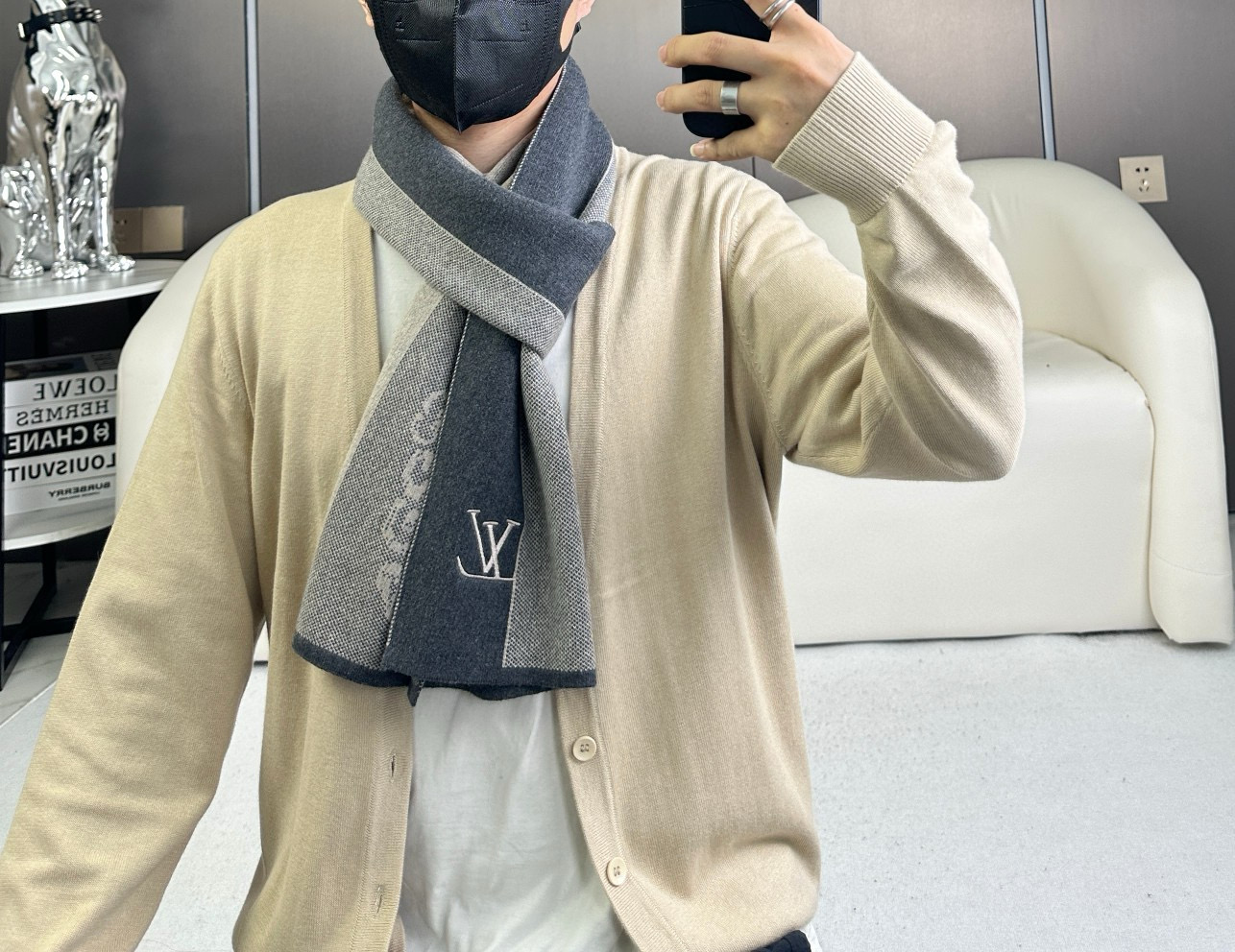 LV scarf