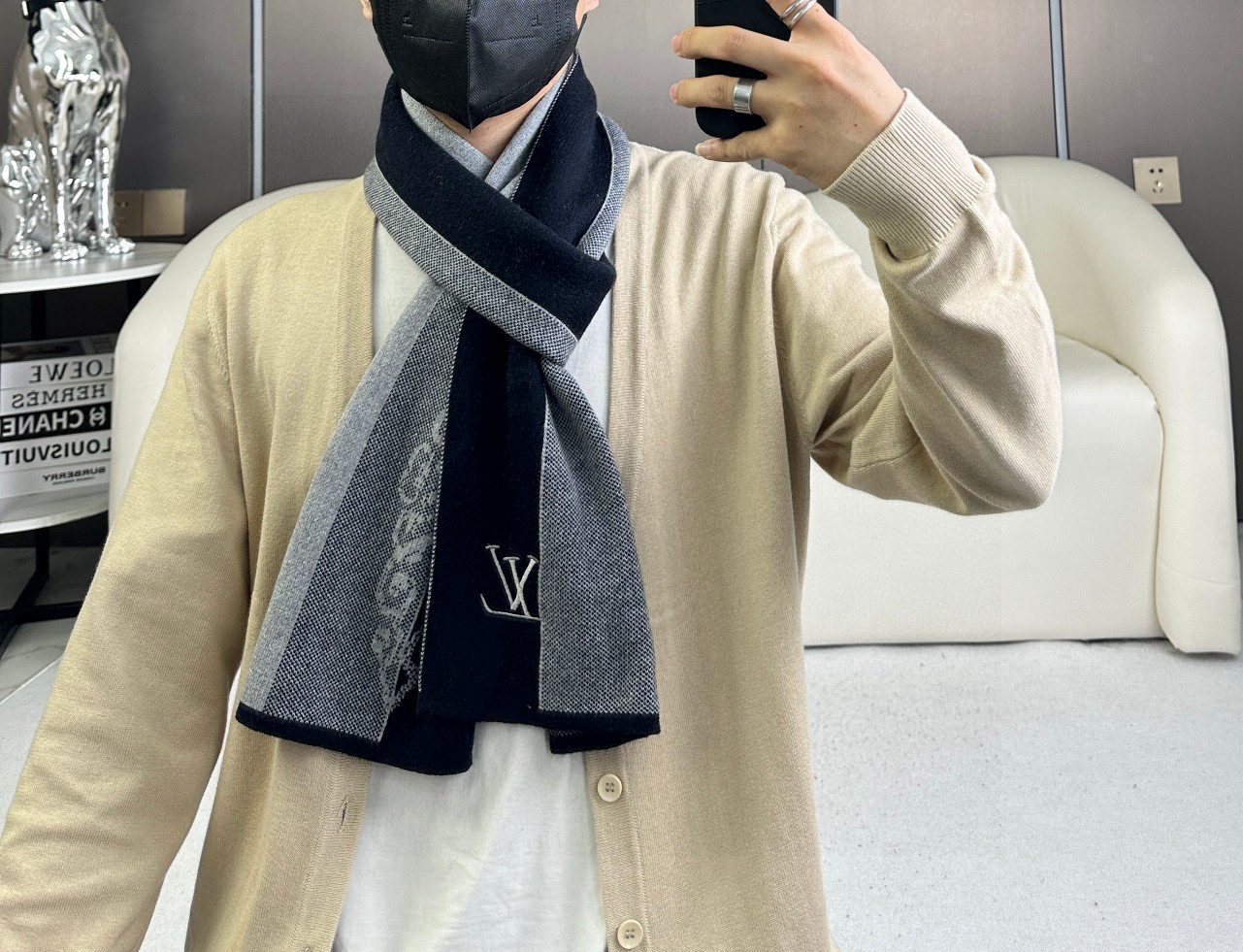 LV scarf