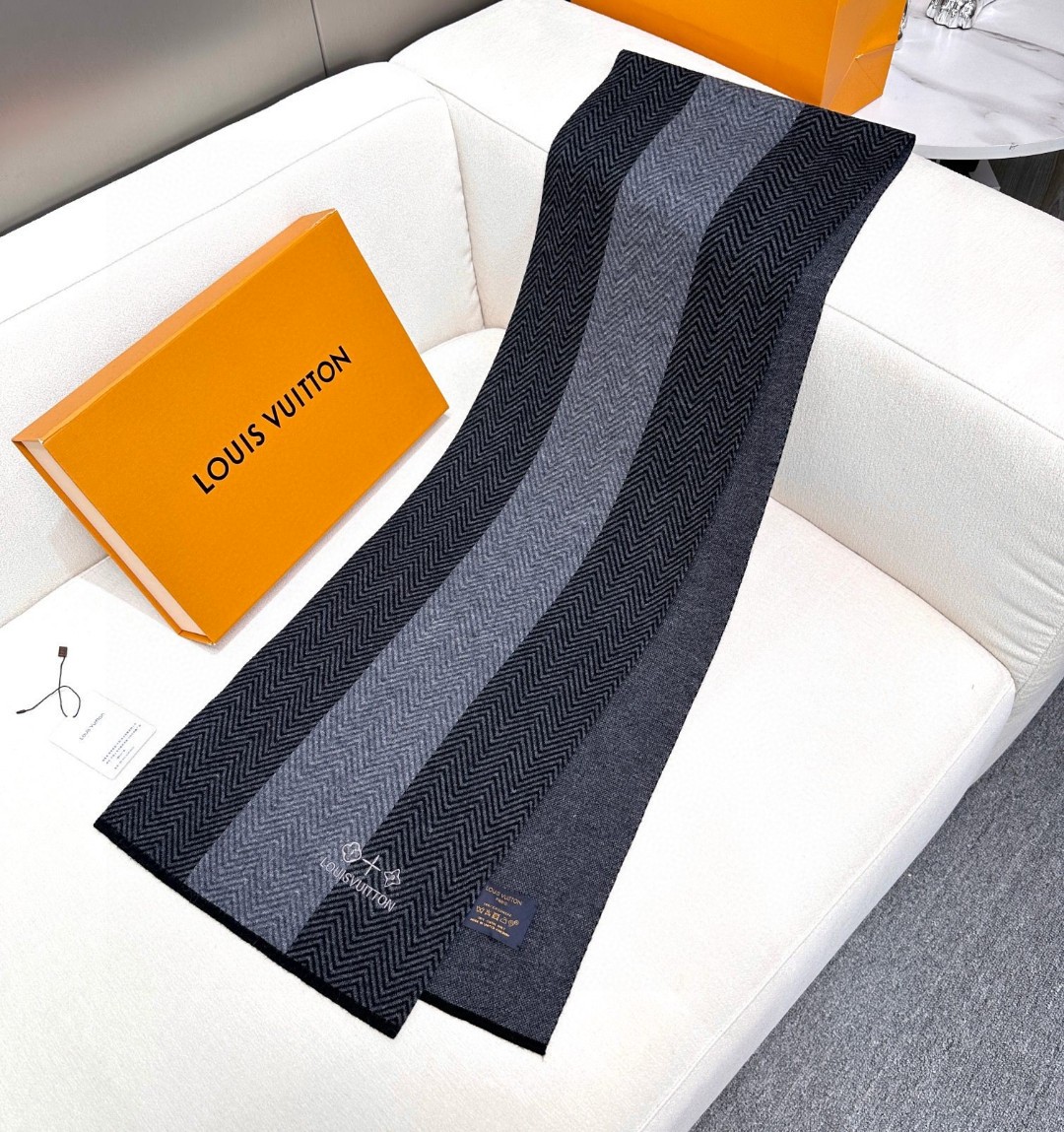LV scarf