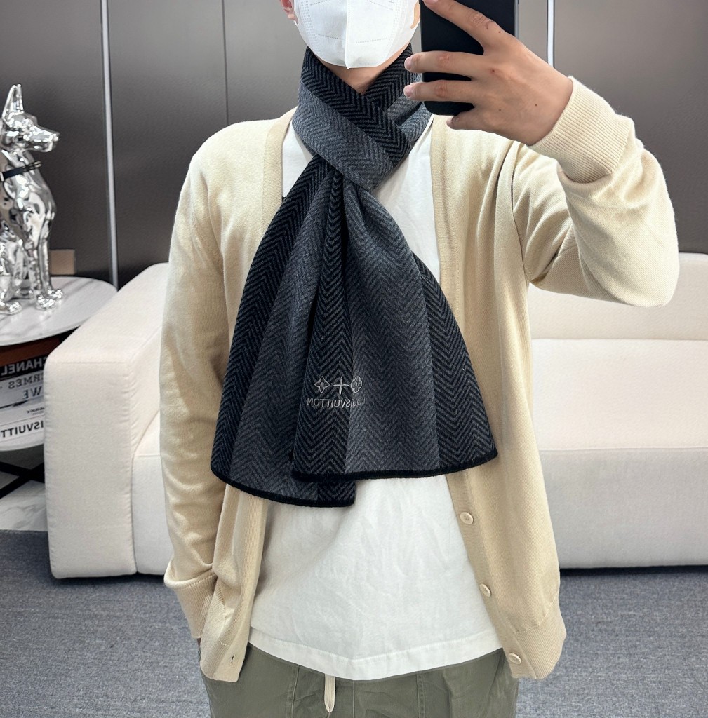 LV scarf