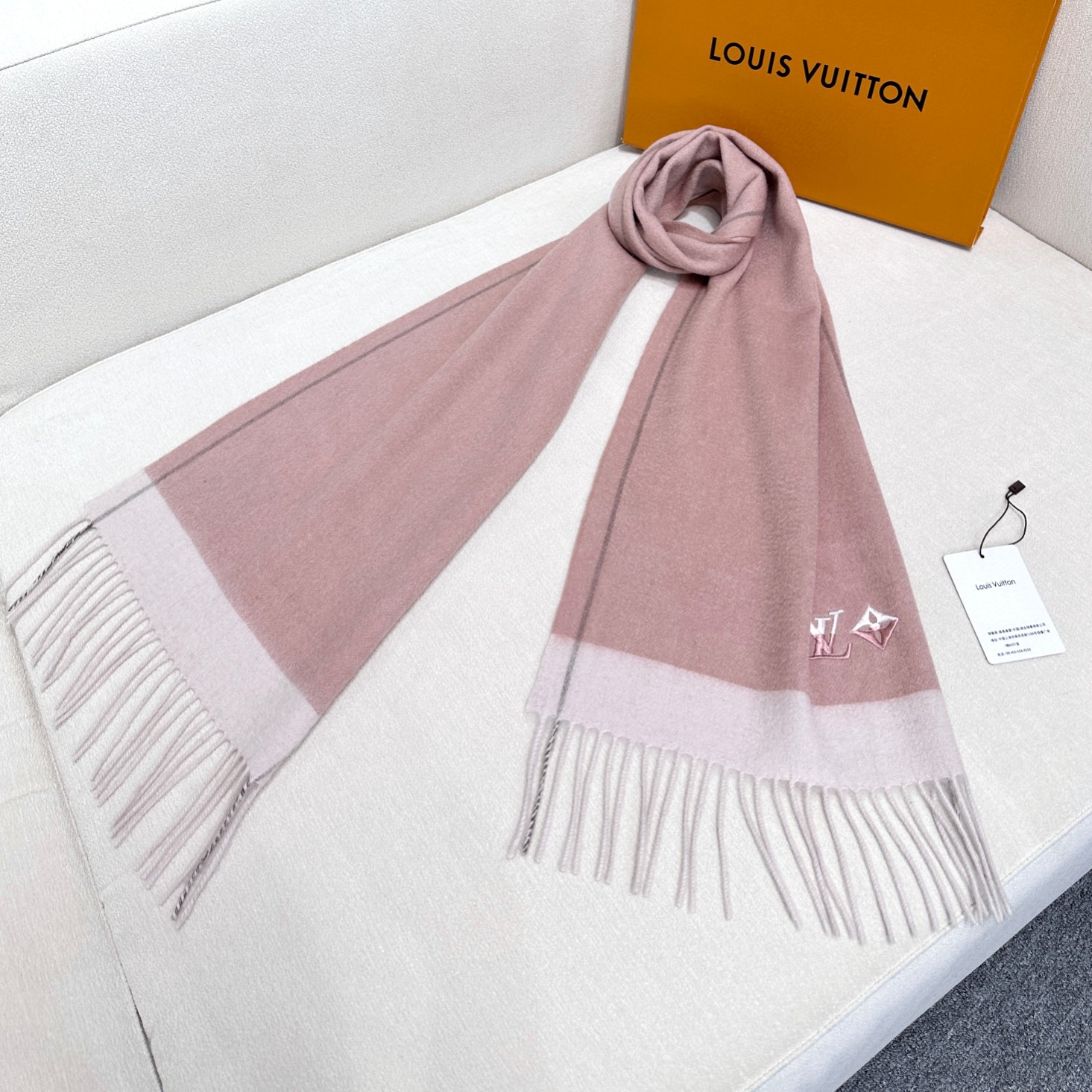 LV scarf