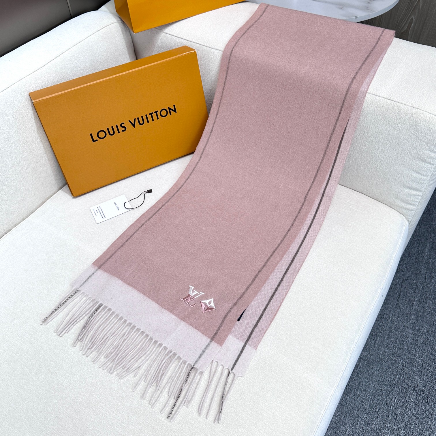 LV scarf