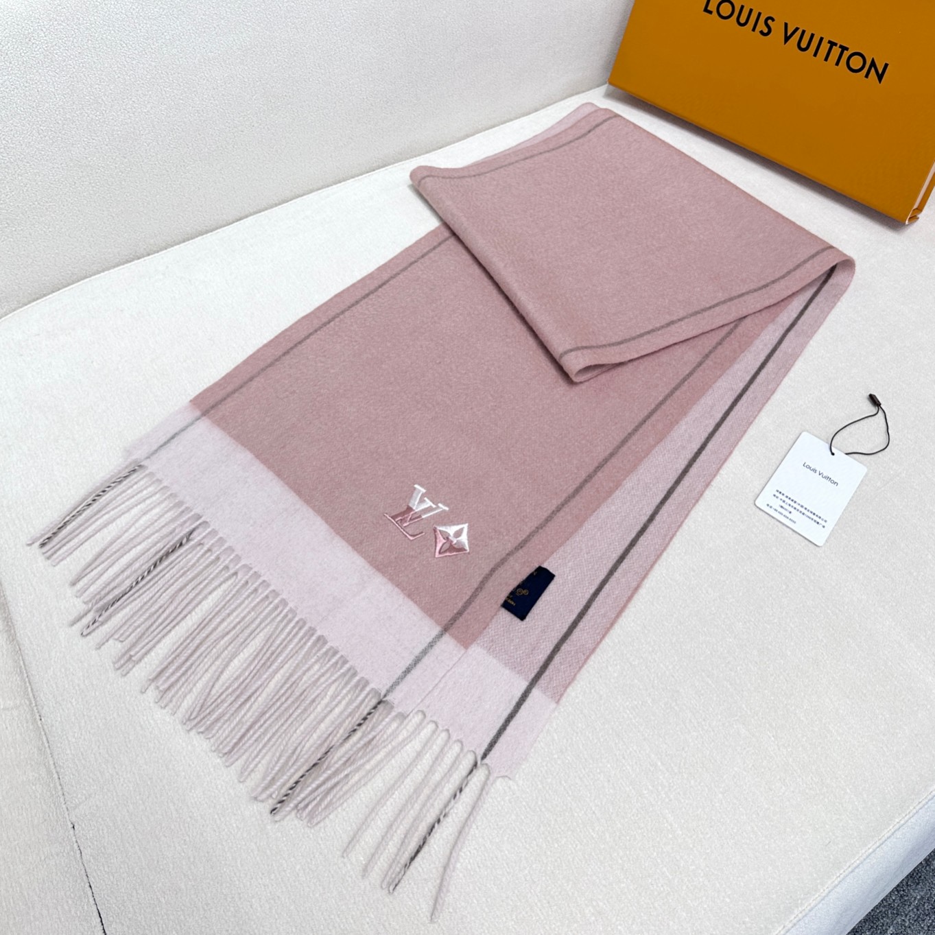 LV scarf