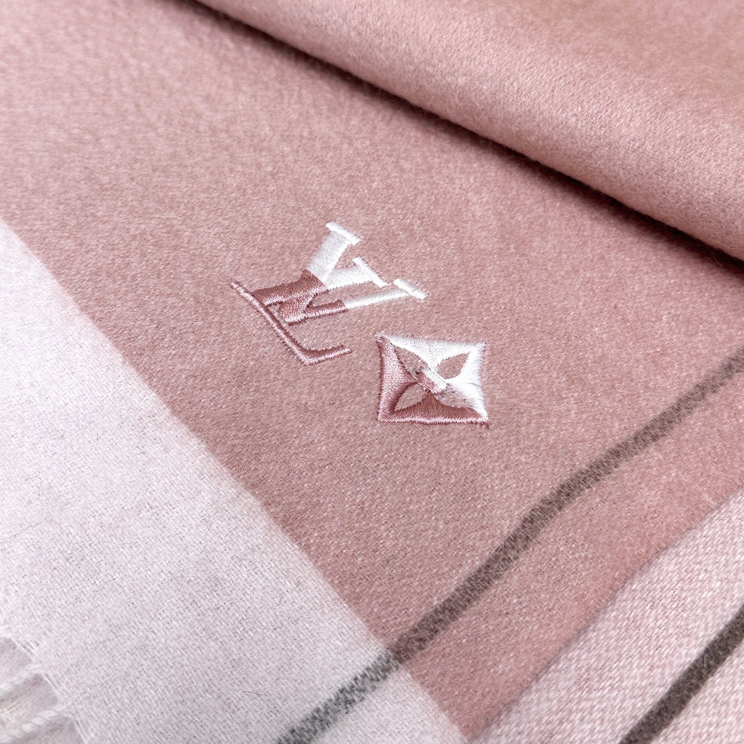 LV scarf
