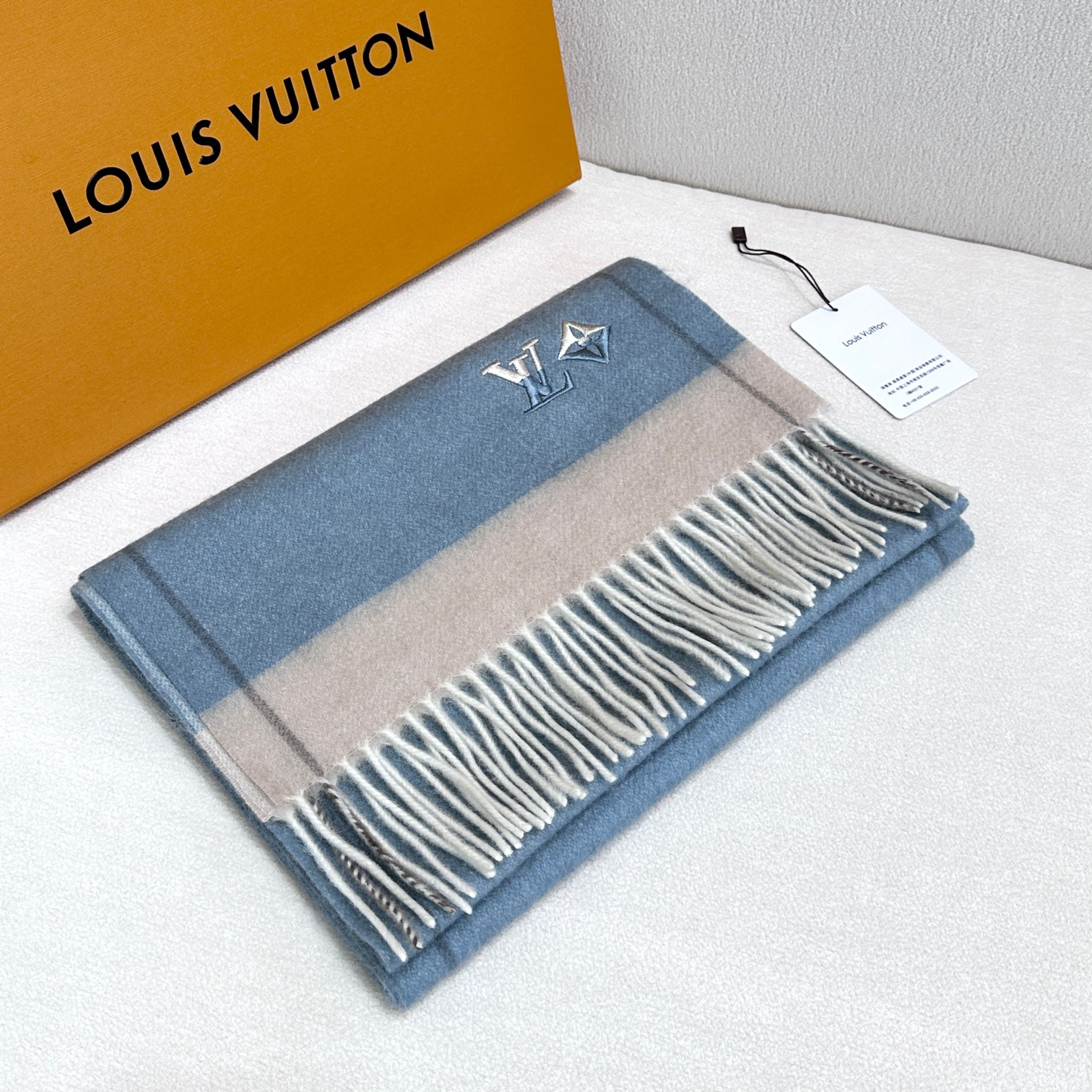 LV scarf
