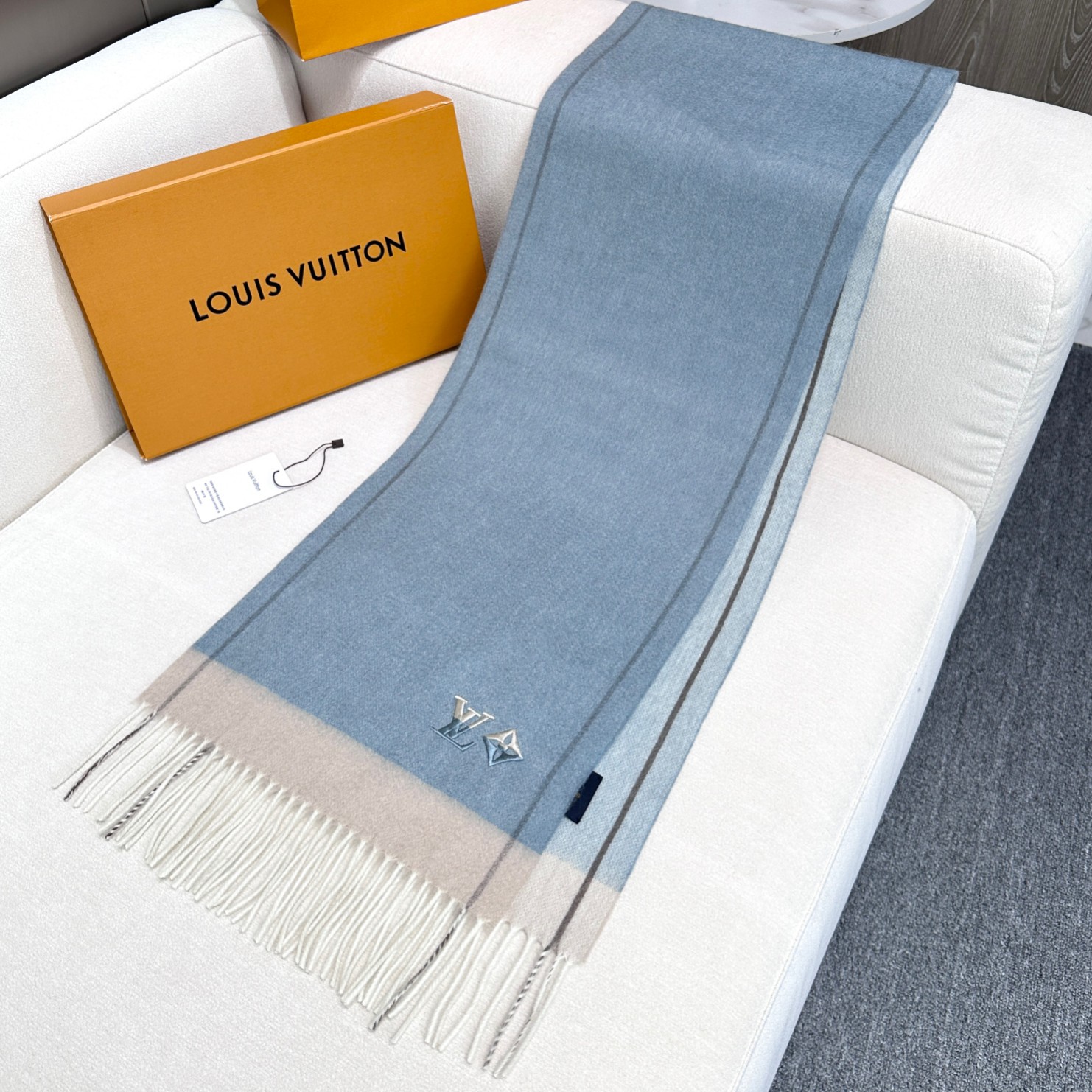 LV scarf