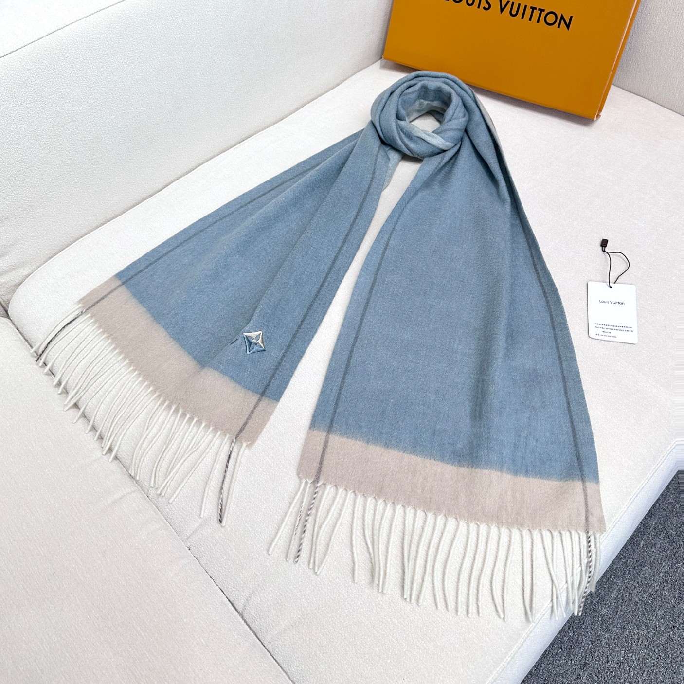 LV scarf