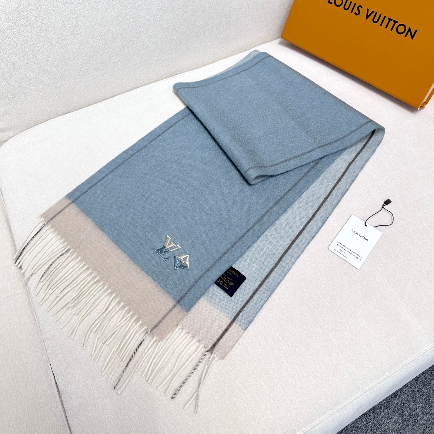 LV scarf
