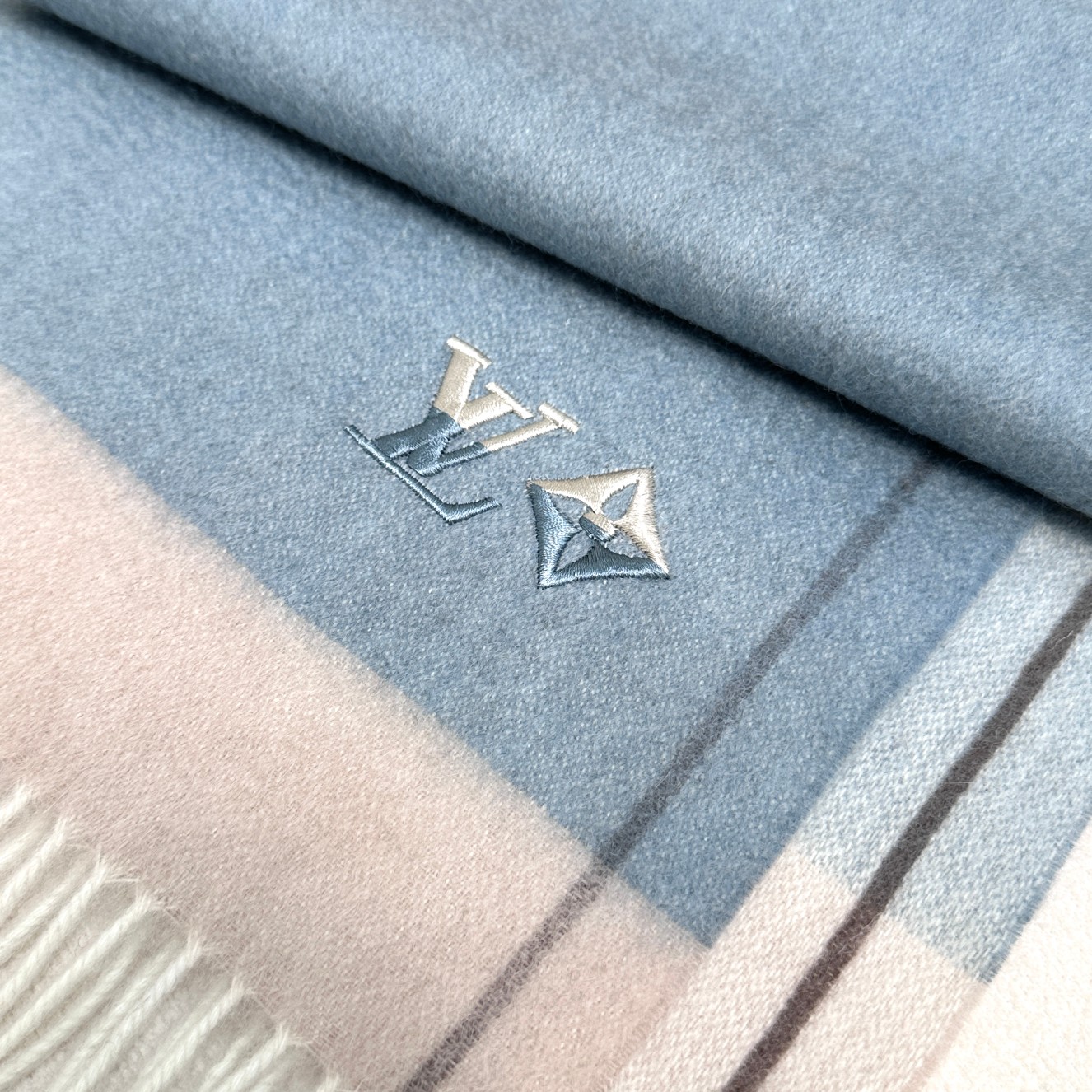 LV scarf