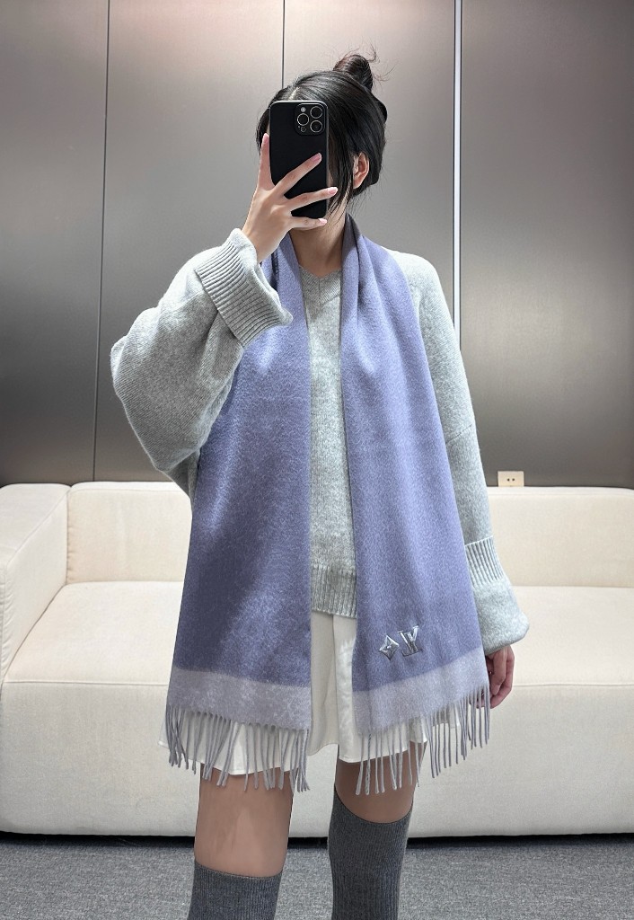 LV scarf