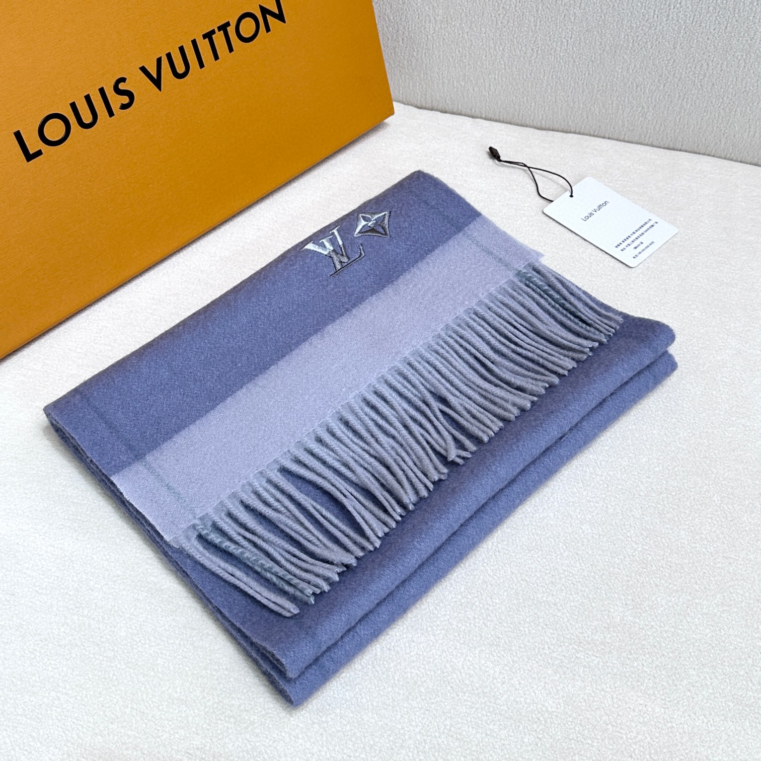 LV scarf