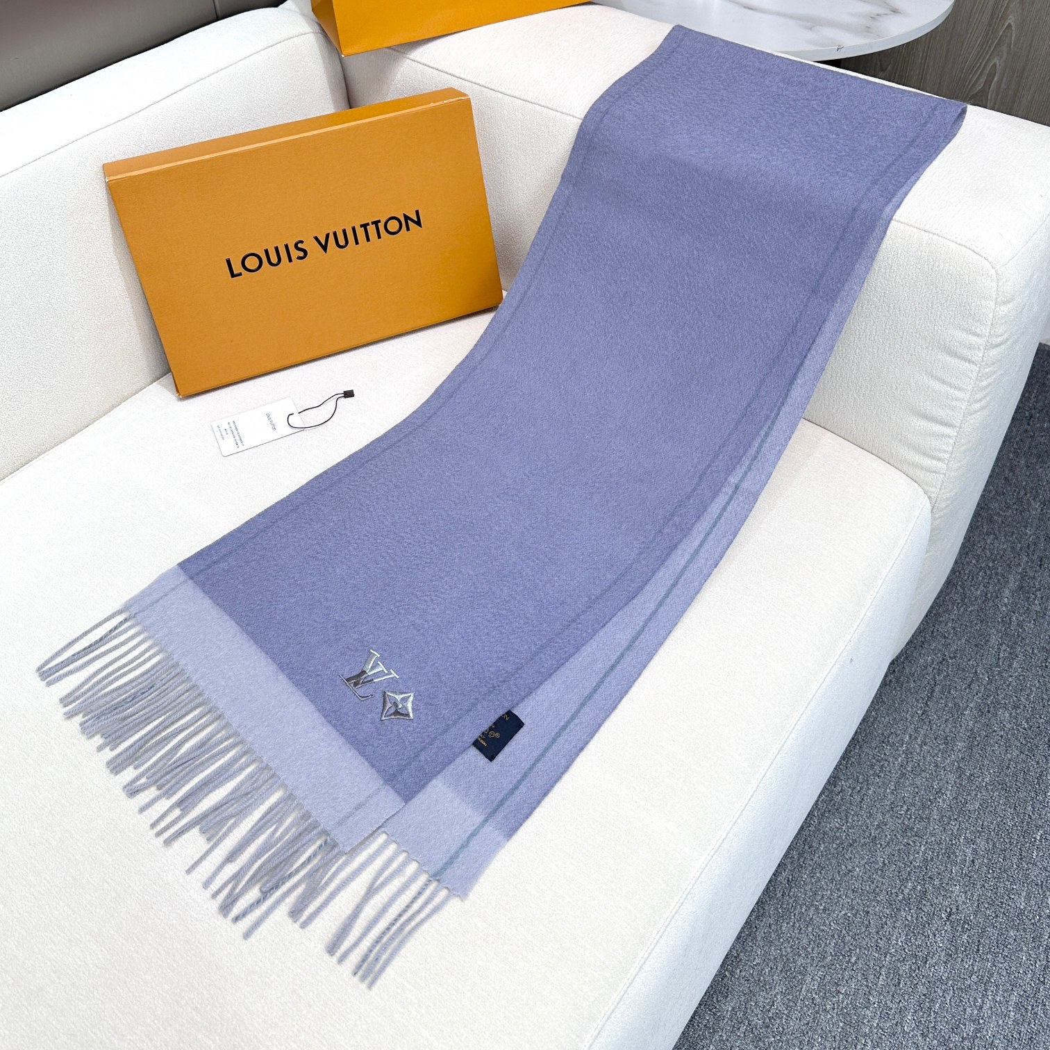 LV scarf