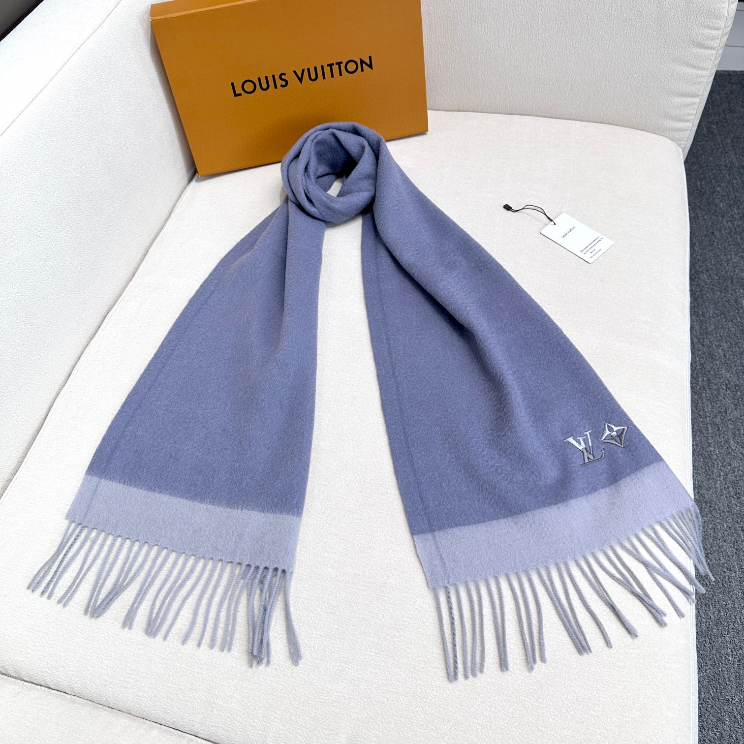 LV scarf