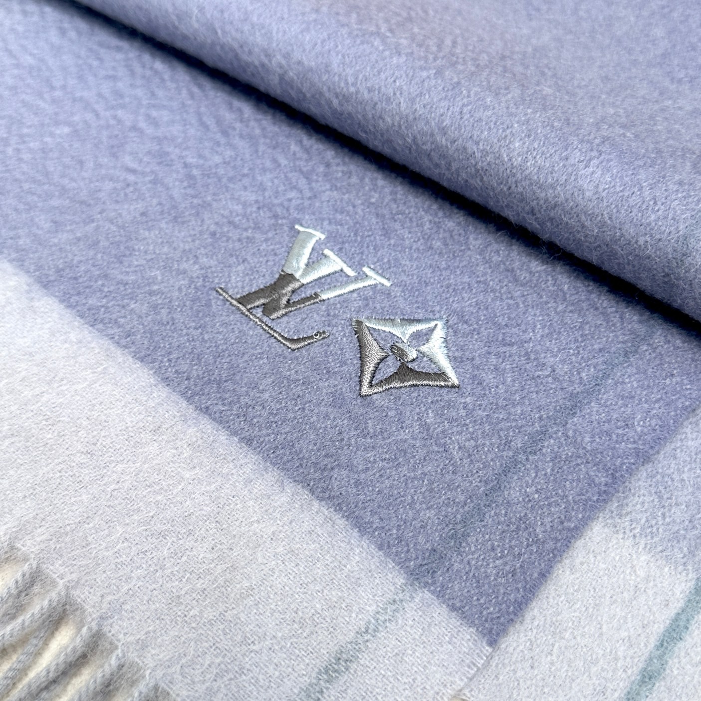 LV scarf