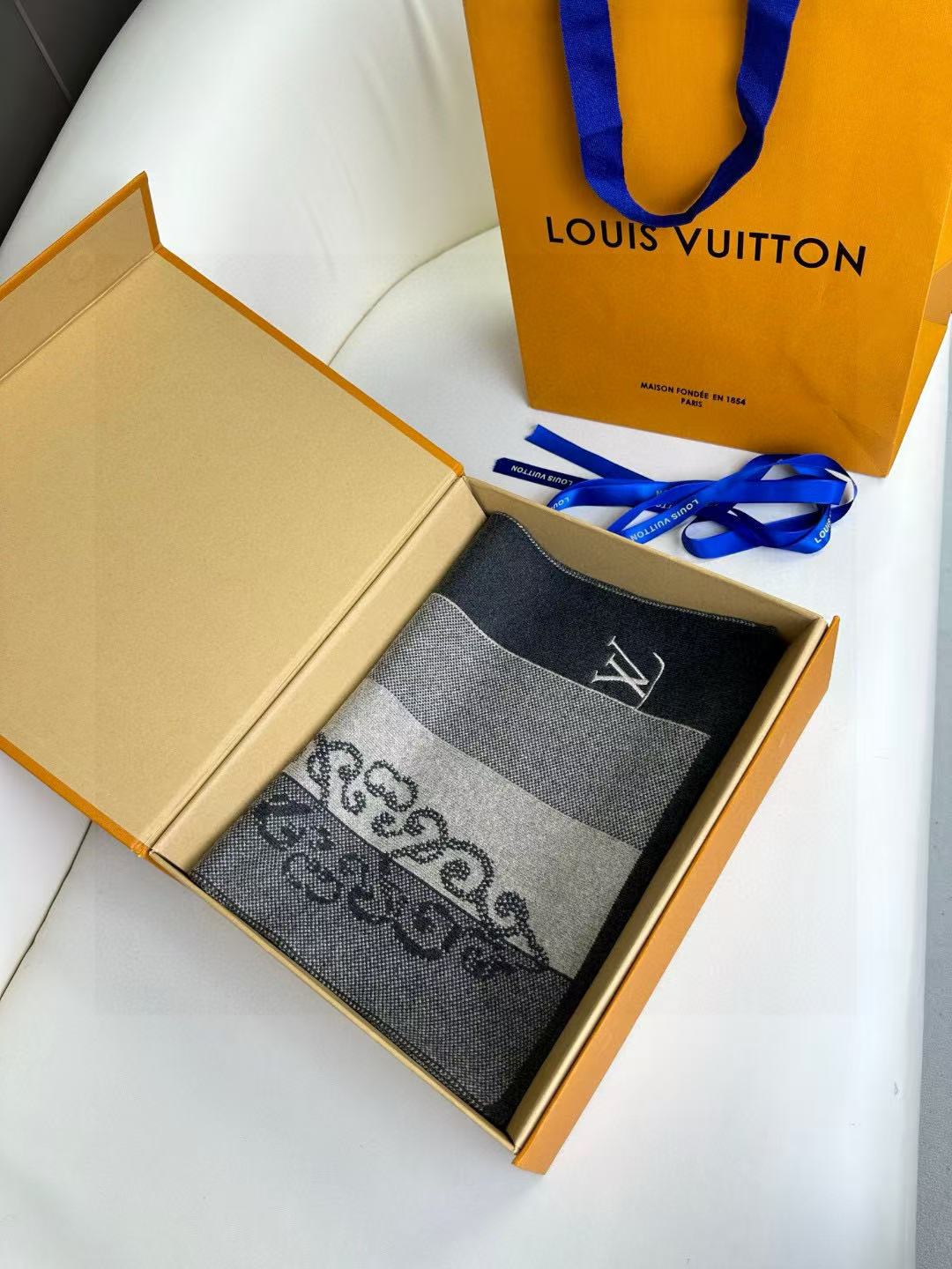 LV scarf