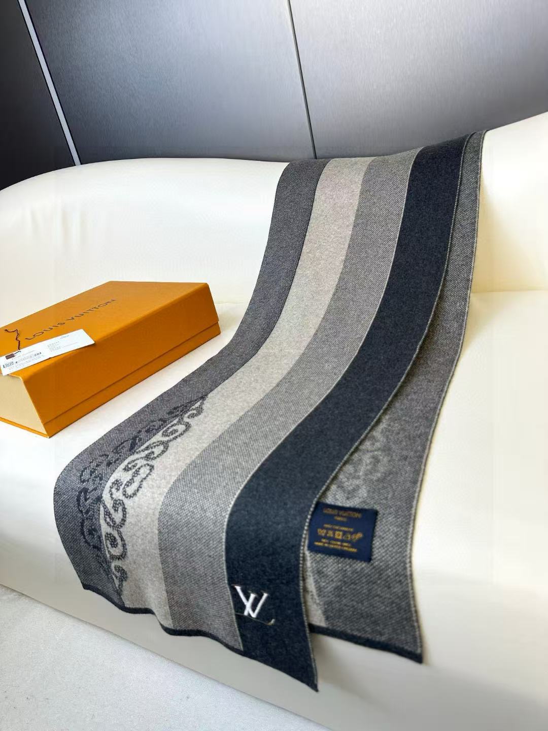 LV scarf