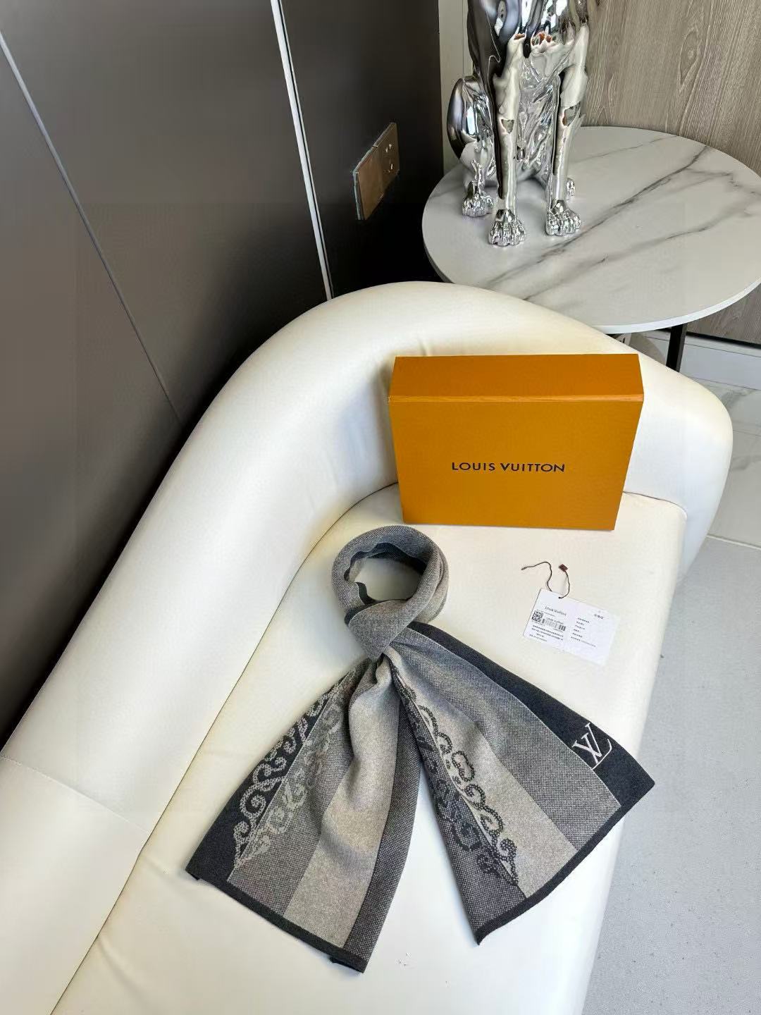 LV scarf