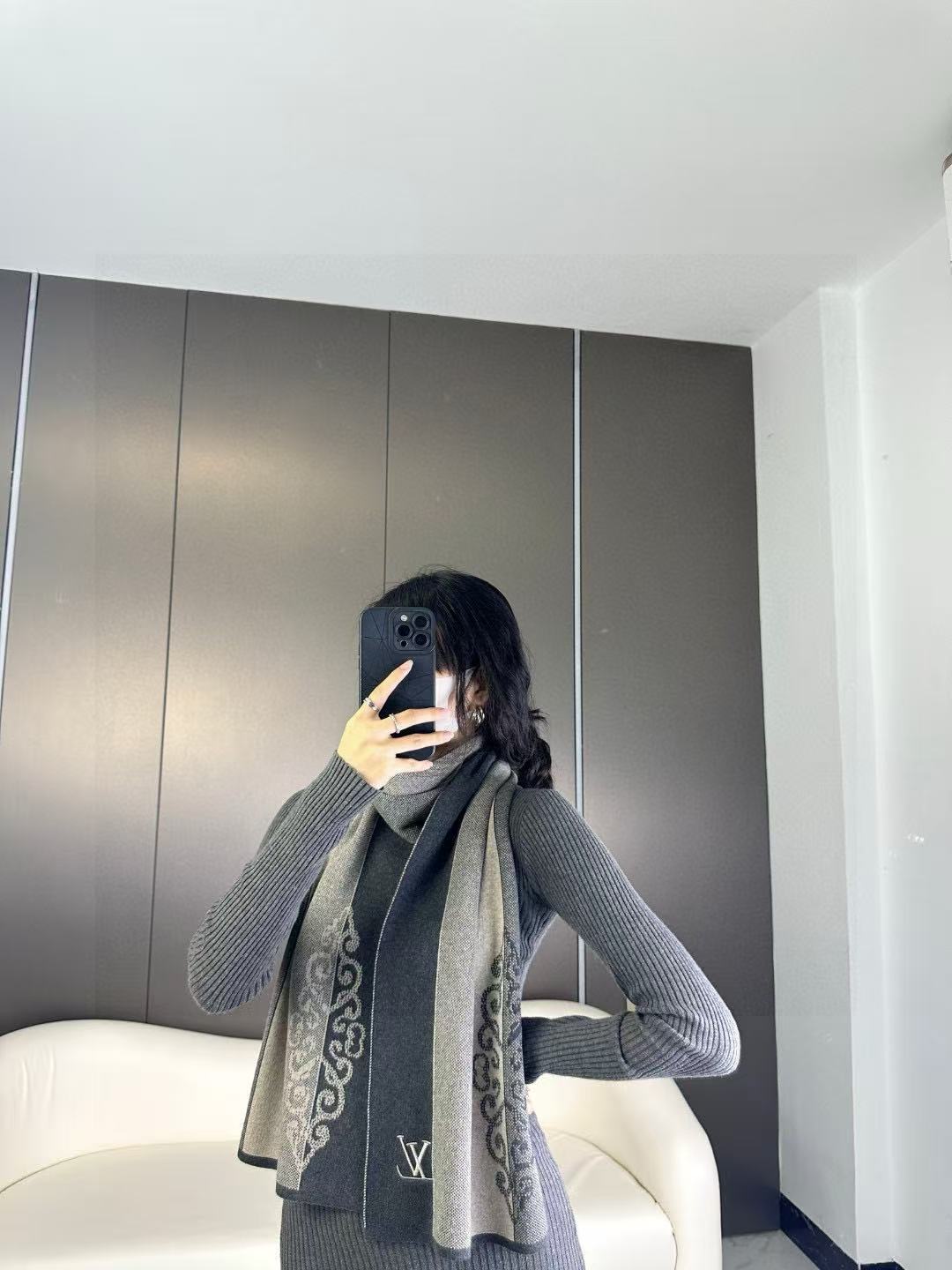 LV scarf