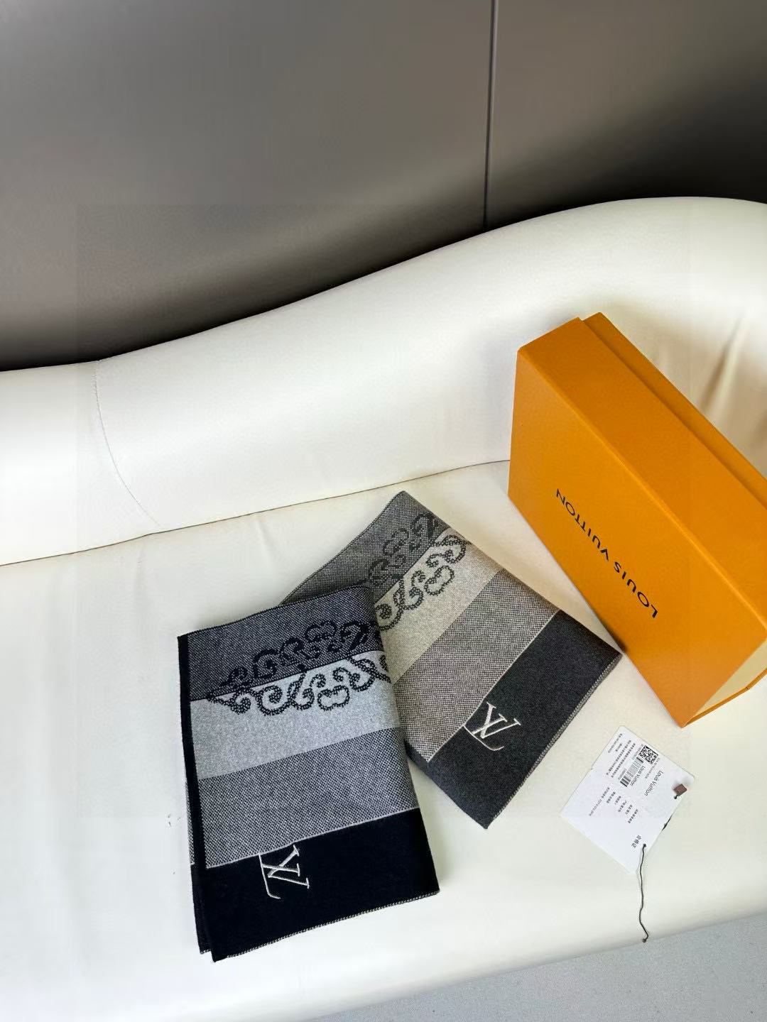 LV scarf