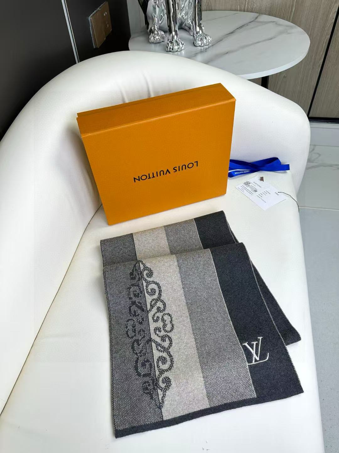 LV scarf