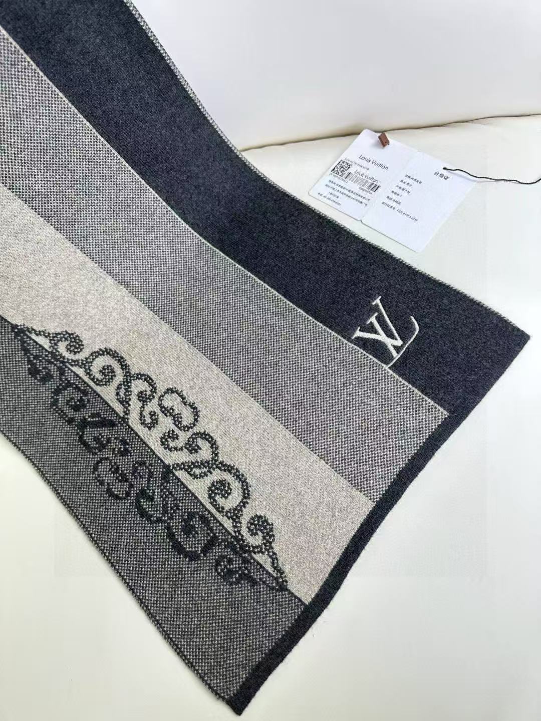LV scarf