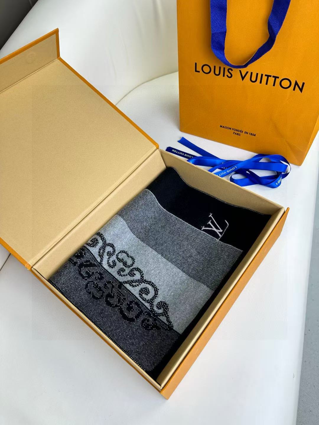 LV scarf