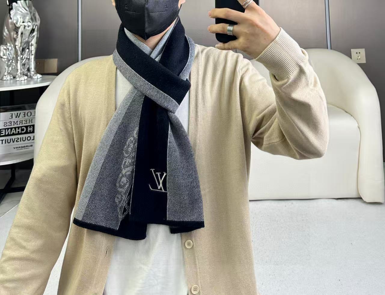 LV scarf