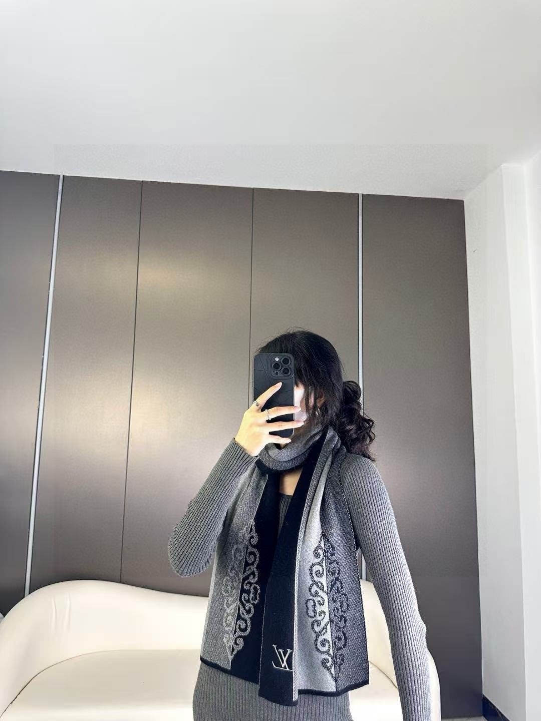 LV scarf