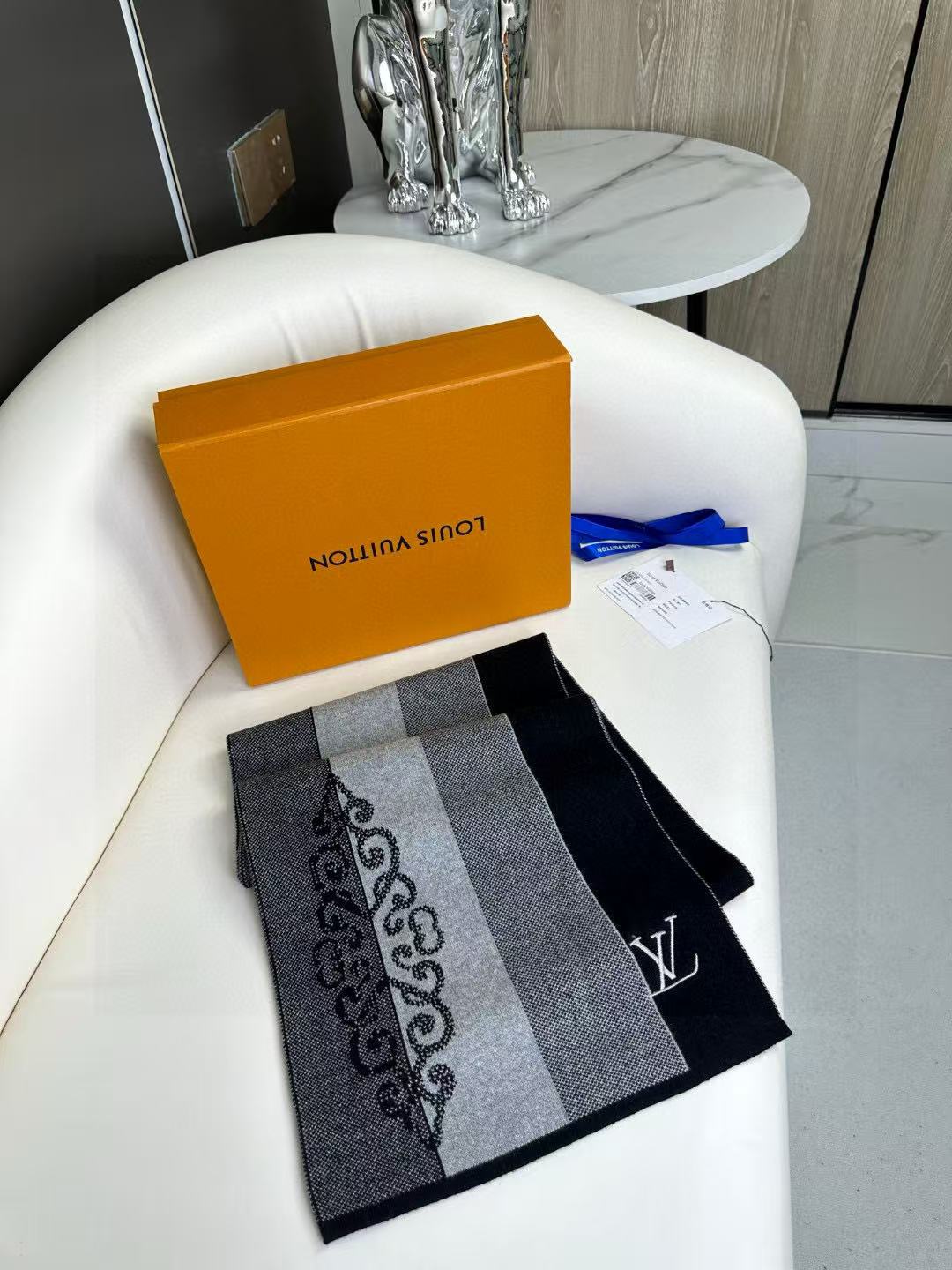 LV scarf