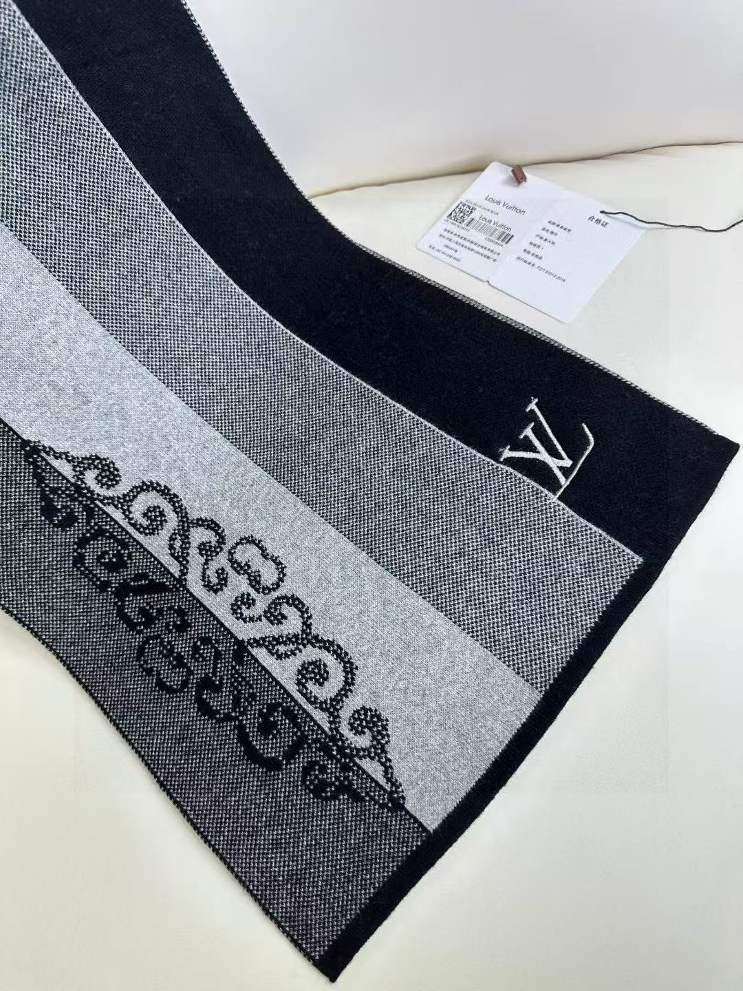 LV scarf