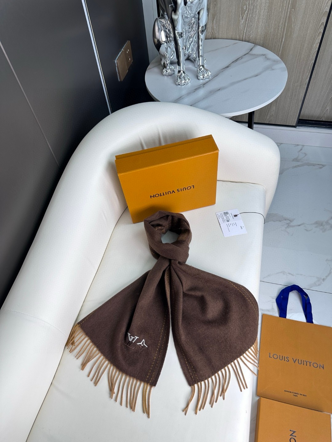 LV scarf