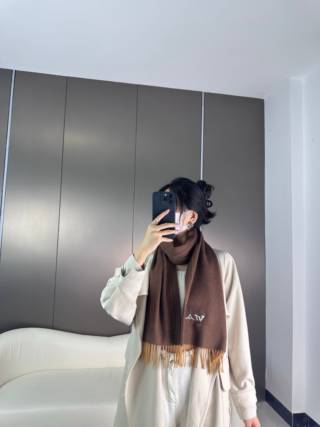 LV scarf