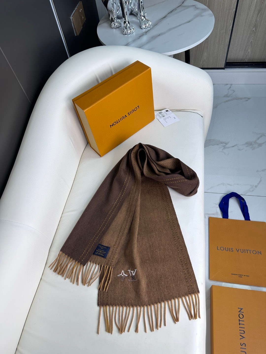 LV scarf
