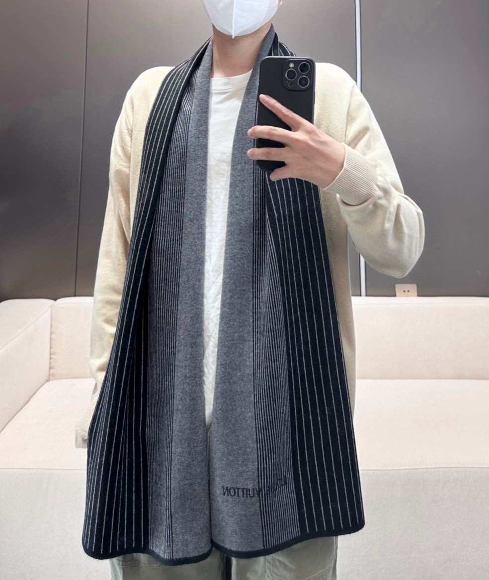 LV scarf