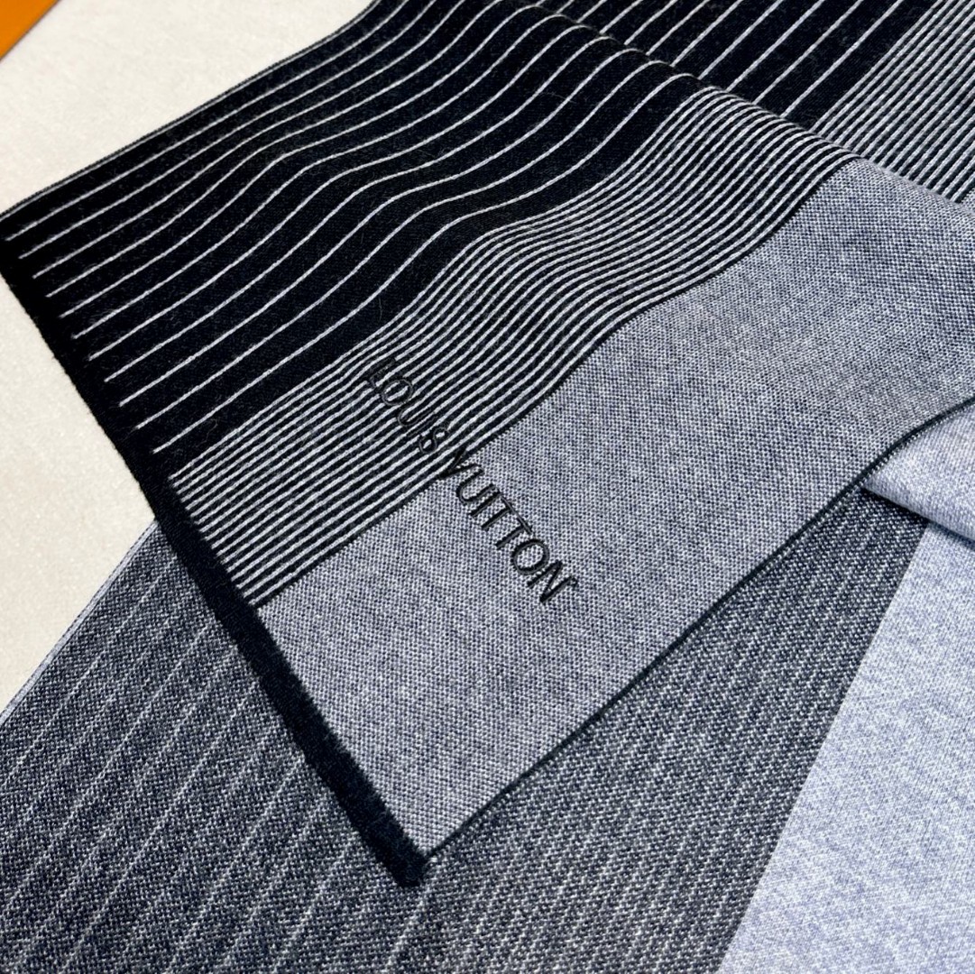 LV scarf