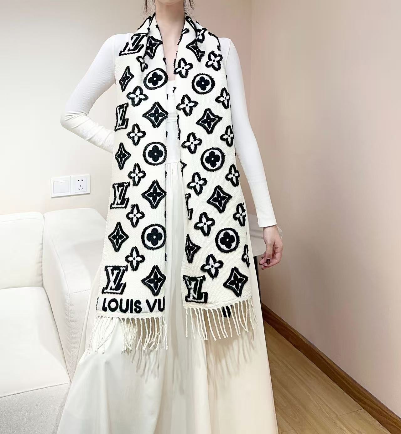 LV scarf