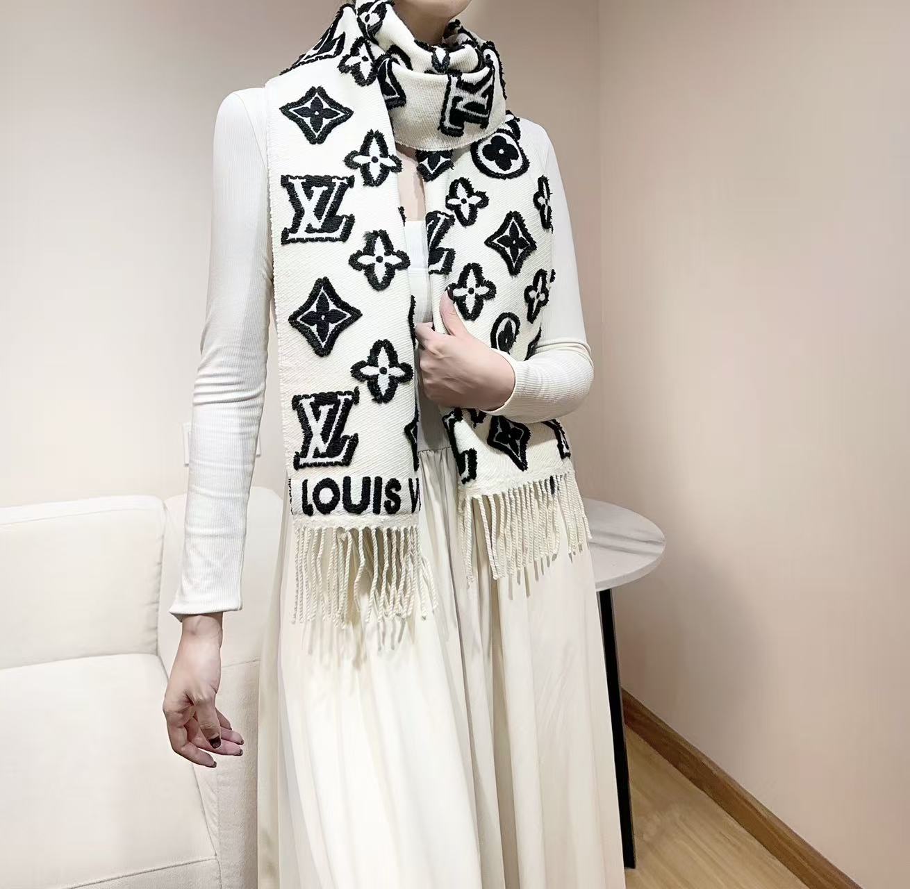 LV scarf