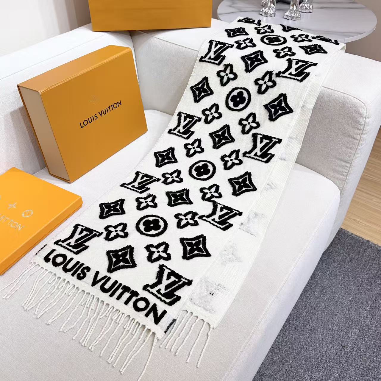 LV scarf