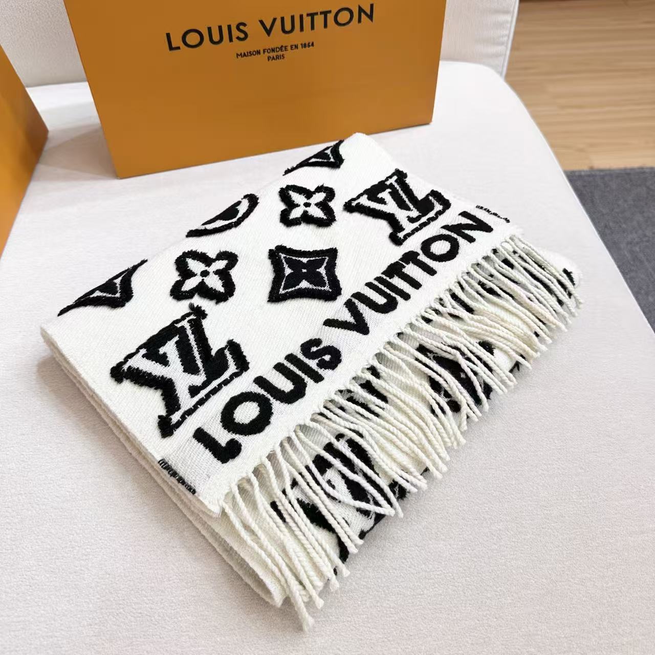 LV scarf
