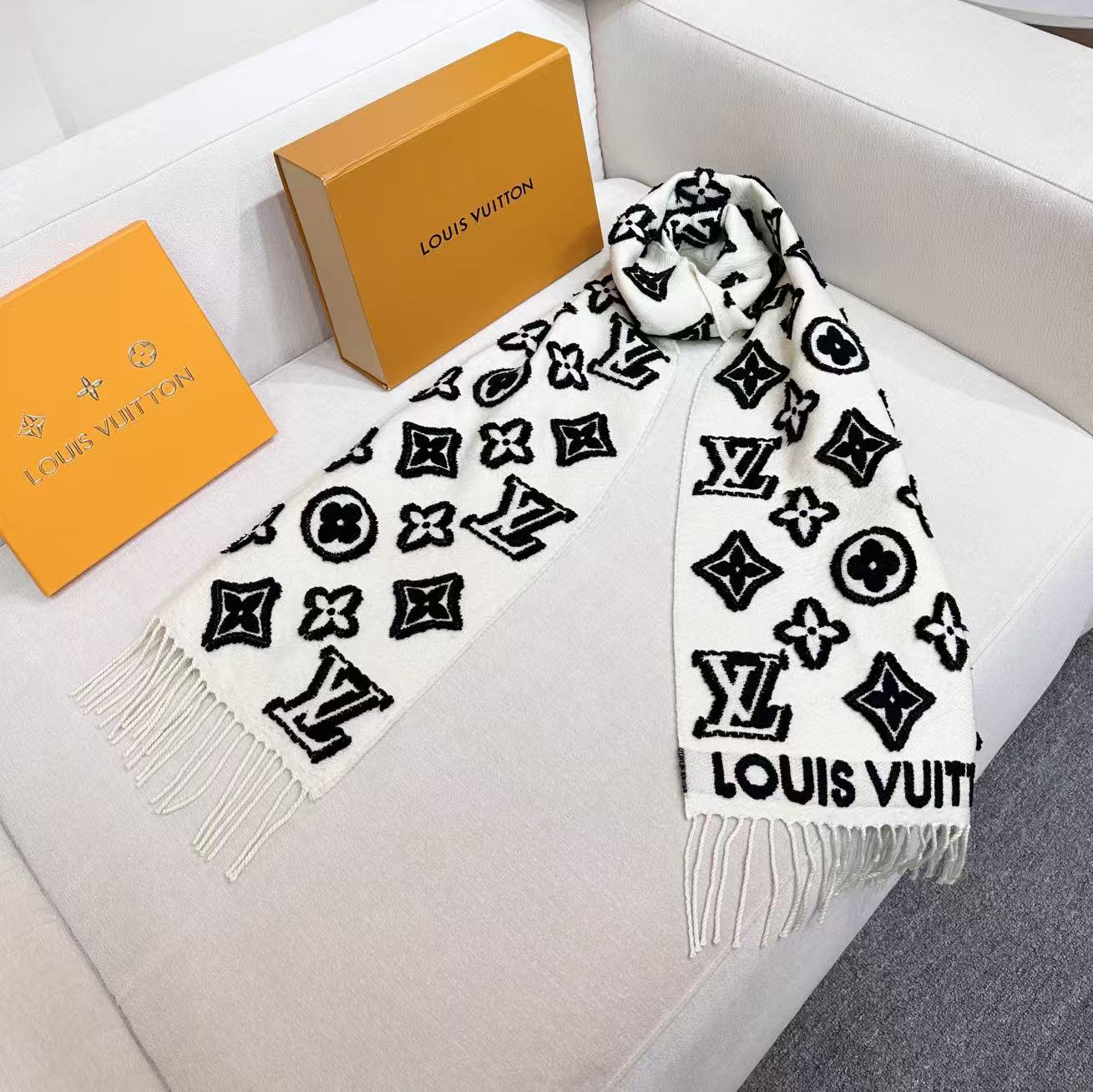 LV scarf