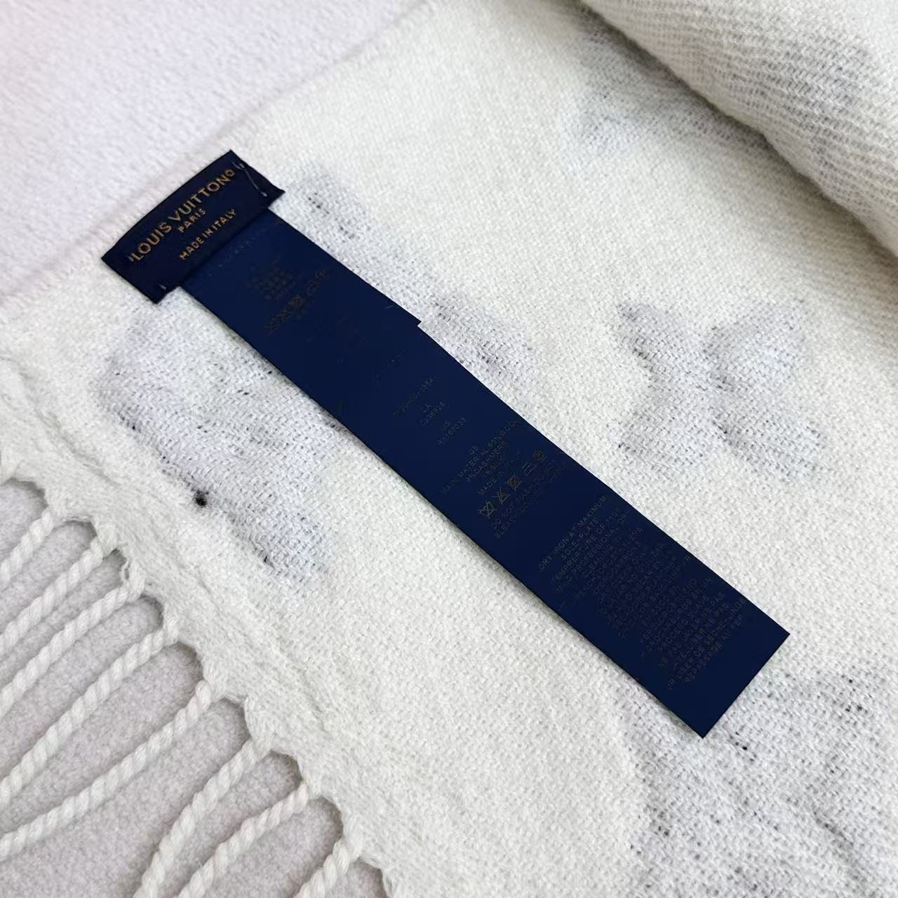 LV scarf