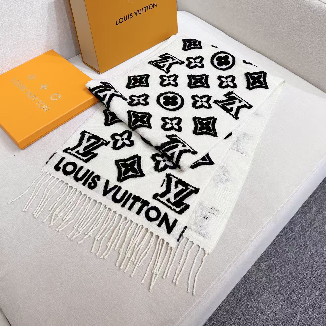 LV scarf